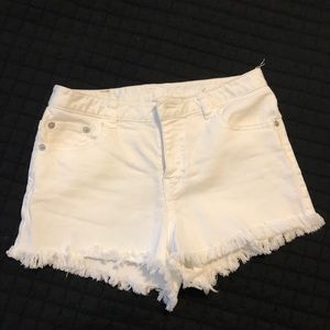 White cut off shorts☀️